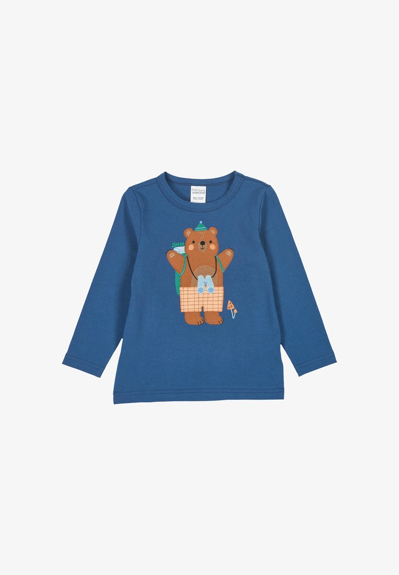 Langärmliges blaues Shirt mit einem braunen Bären-Graphic in einem karierten Outfit, ausgestattet mit einem Rucksack und einem Fernglas, mit gestickten Details.