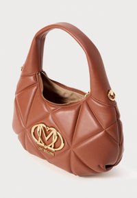 Sac à épaule en simili cuir matelassé marron avec un logo doré. Doté d'une fermeture éclair, d'une poignée courbée unique et d'une doublure intérieure lisse.