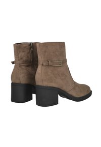 Par de botines de ante marrón con cremallera lateral, tira decorativa con hebilla metálica y tacones gruesos negros.