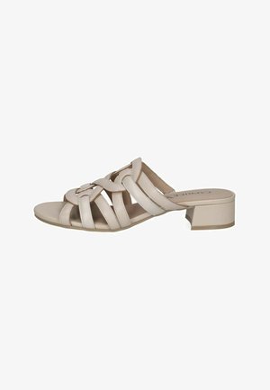 Beige åben-tå mule sandal med flettede læderremme og lav blokhæl.