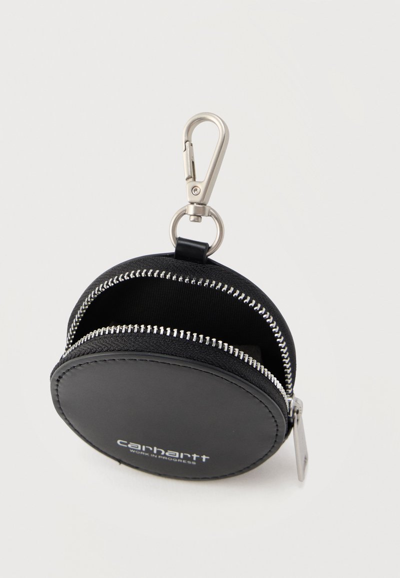Petite pochette ronde noire zippée avec mousqueton argenté, partiellement ouverte, estampillée du texte blanc "Carhartt Work In Progress".