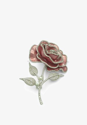 Broche en forme de rose avec des pétales roses bordés de cristaux, des feuilles en argent serties de cristaux, et deux accents de perles sur la tige.