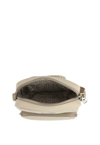 Borsa in pelle beige con chiusura a zip. L'interno presenta un motivo a logo ripetuto. Due scomparti, texture liscia e dettagli in metallo argentato.