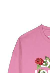 Roze sweatshirt met een ronde halslijn, voorzien van een bloemenprint aan de linkerkant en gedurfde tekst over de borst. Zachte textuur.