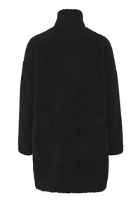 Zwarte fleece jas met een hoge kraag, oversized pasvorm en een gestructureerde stof met een zachte, donzige uitstraling.