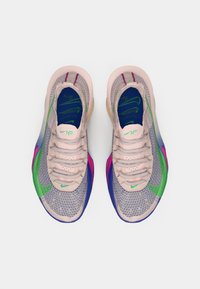 Baskets avec une tige en mesh de couleur gris clair, ornées d'accents colorés en vert, rose et bleu. Lacets lisses et semelle rembourrée.