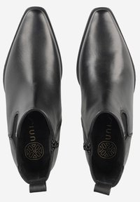 Bottines en cuir noir avec un bout pointu, des fermetures éclair sur le côté et une languette. Finition texturée avec un design minimaliste et un logo doré à l'intérieur.