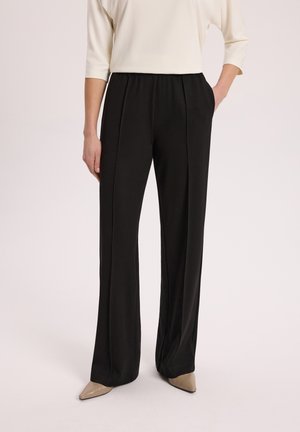 - Spodnie materiałowe