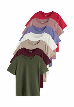 Syv ensfarvede t-shirts med korte ærmer og rund hals i grøn, mørkerød, beige, hvid, lilla, mauve og rød, stablet i en vifteform.