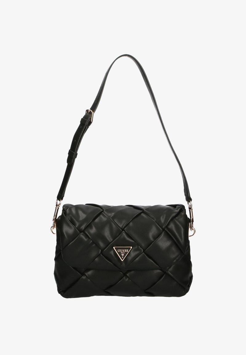 Sac bandoulière en cuir noir matelassé avec bandoulière réglable et logo Guess en métal sur le rabat avant.