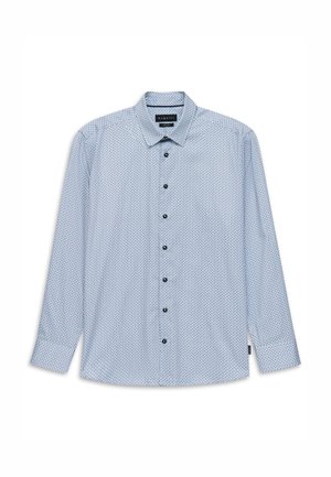 Hellblaues langärmliges Hemd mit Knopfleiste, versehen mit kleinem, wiederholendem dunkelblauem geometrischem Muster und spitzem Kragen, flach auf weißem Hintergrund liegend.