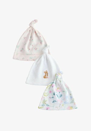 Tri detské čiapky: ružová kvetinová čiapka, biela čiapka s výšivkou zajaca a biela čiapka s pastelovým kvetinovým vzorom, všetky s uzlíkovými vrcholkami.