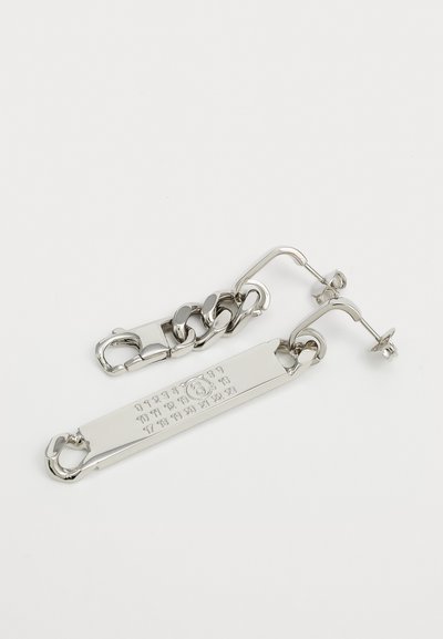 Sølvfargede øredobber med kjede-lenke design, flat tag med preget nummerering, og post-back lukking for sikker bruk.