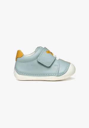 Scarpa in pelle azzurro chiaro con suola in gomma bianca, dettagli cuciti e accento giallo sul tallone. Presenta una chiusura a strappo in velcro.