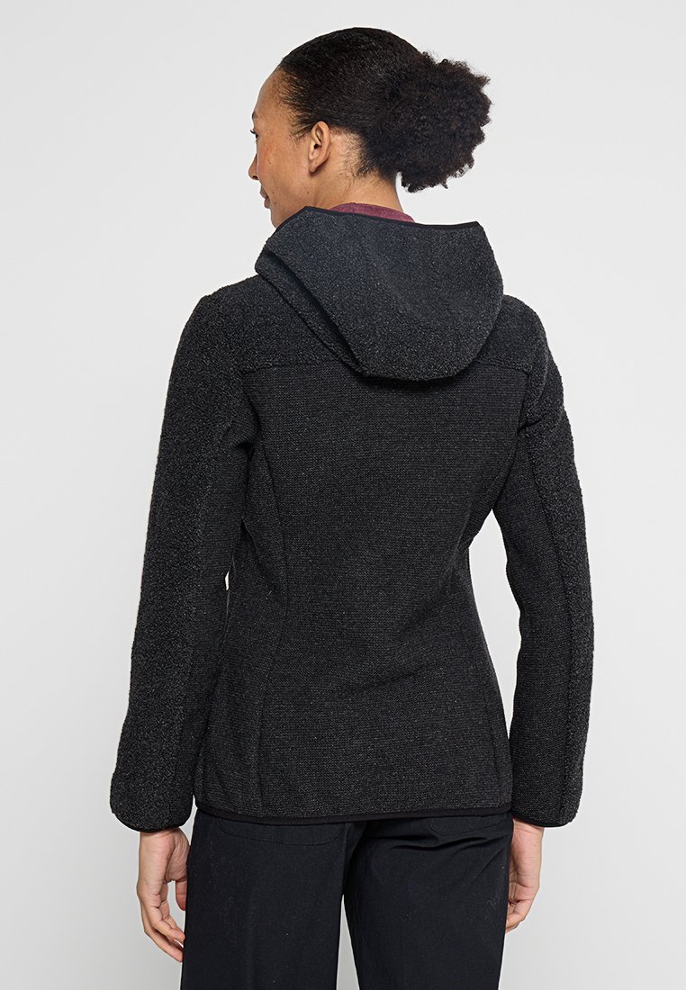 Giacca nera con texture a cappuccio, caratterizzata da una silhouette aderente, dettagli delle cuciture e un tessuto morbido. Il cappuccio è ben visibile sul retro.