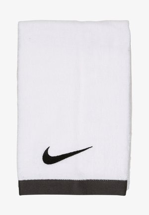Witte katoenen handdoek met een zwart Nike-logo aan de onderrand en een grijze accentband. De textuur is zacht en pluizig.