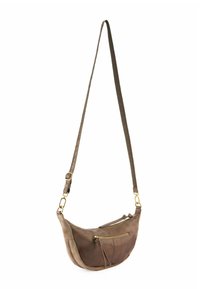 Borsa a tracolla in pelle marrone con forma curva, cinturino regolabile, due tasche con zip e dettagli in metallo dorato.