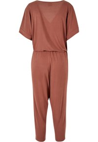 Combi-short marron à manches courtes, jambes larges et coupe décontractée. Matière douce avec un dos en V et une taille élastique pour plus de confort.