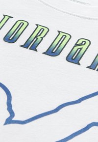 Jordan GLOBAL TEE - Trükipildiga T-särk - white