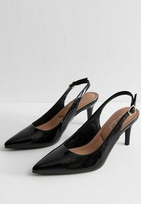 Escarpins en cuir verni noir à talon slingback, avec un bout pointu, un talon fin et une sangle réglable ; texture lisse avec une finition brillante.