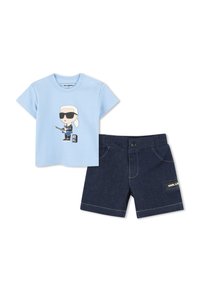 Lichtblauw katoenen t-shirt met een print van een cartoonfiguur. Donkerdenim shorts met stiksels en een logolabel op de zak.