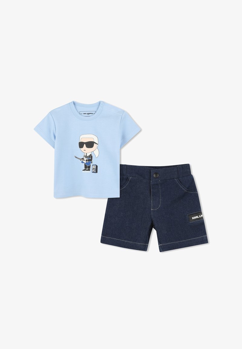 Lichtblauw katoenen t-shirt met een print van een cartoonfiguur. Donkerdenim shorts met stiksels en een logolabel op de zak.