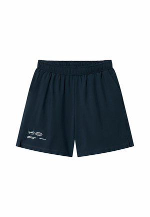 Shorts sportivi blu scuro con vita elastica e piccolo logo bianco stampato sulla gamba sinistra, vista frontale su sfondo bianco.