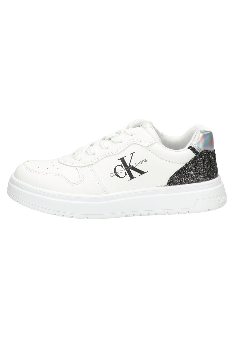 Sneaker bianca con tomaia sintetica liscia, dettaglio con glitter nero nel tallone, logo sul lato e una robusta suola in gomma bianca.