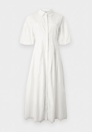 Witte midi-jurk met pofmouwen, knoopsluiting aan de voorkant, kraag, getailleerde taille en een geschulpte zoom met oogjesdetails.