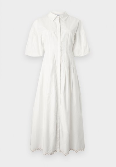 Λευκό midi φόρεμα με φουσκωτά μανίκια, κουμπιά μπροστά, γιακά, εφαρμοστή μέση και κυματιστό τελείωμα με λεπτομέρειες από τρυπητό ύφασμα.