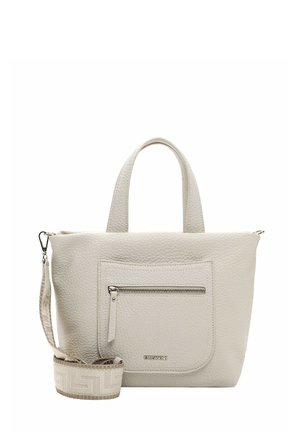Sac fourre-tout en cuir gris clair avec des poignées supérieures, une poche zippée à l'avant et une bandoulière amovible à motifs. Surface texturée avec un minimum de détails.