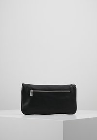 Bolso de mano de cuero negro con un acabado texturizado, bolsillo con cremallera en la parte delantera y un diseño simple y aerodinámico.