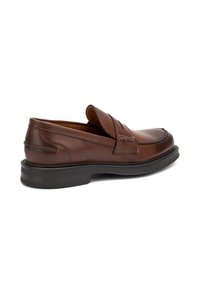 Mocassini in pelle marrone con finitura liscia, punta rettangolare, cuciture decorative e suola bassa in gomma nera.