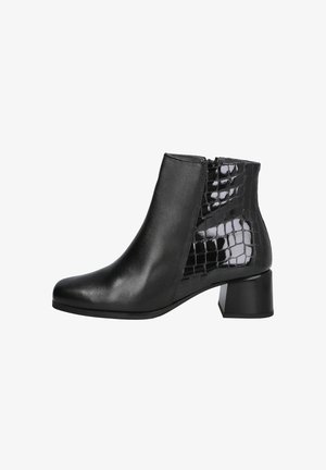 Botín negro con parte delantera de cuero liso y parte trasera texturizada con brillo de cocodrilo, con tacón cuadrado y cierre lateral con cremallera.