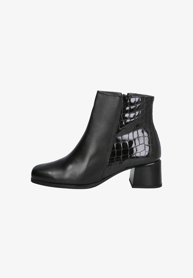 Botín negro con parte delantera de cuero liso y parte trasera texturizada con brillo de cocodrilo, con tacón cuadrado y cierre lateral con cremallera.
