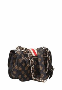 Borsa nera con motivo a logo dorato, tracolla in catena argentata e accentuazione a strisce rosse e bianche. Presenta una chiusura con zip e una finitura testurizzata.