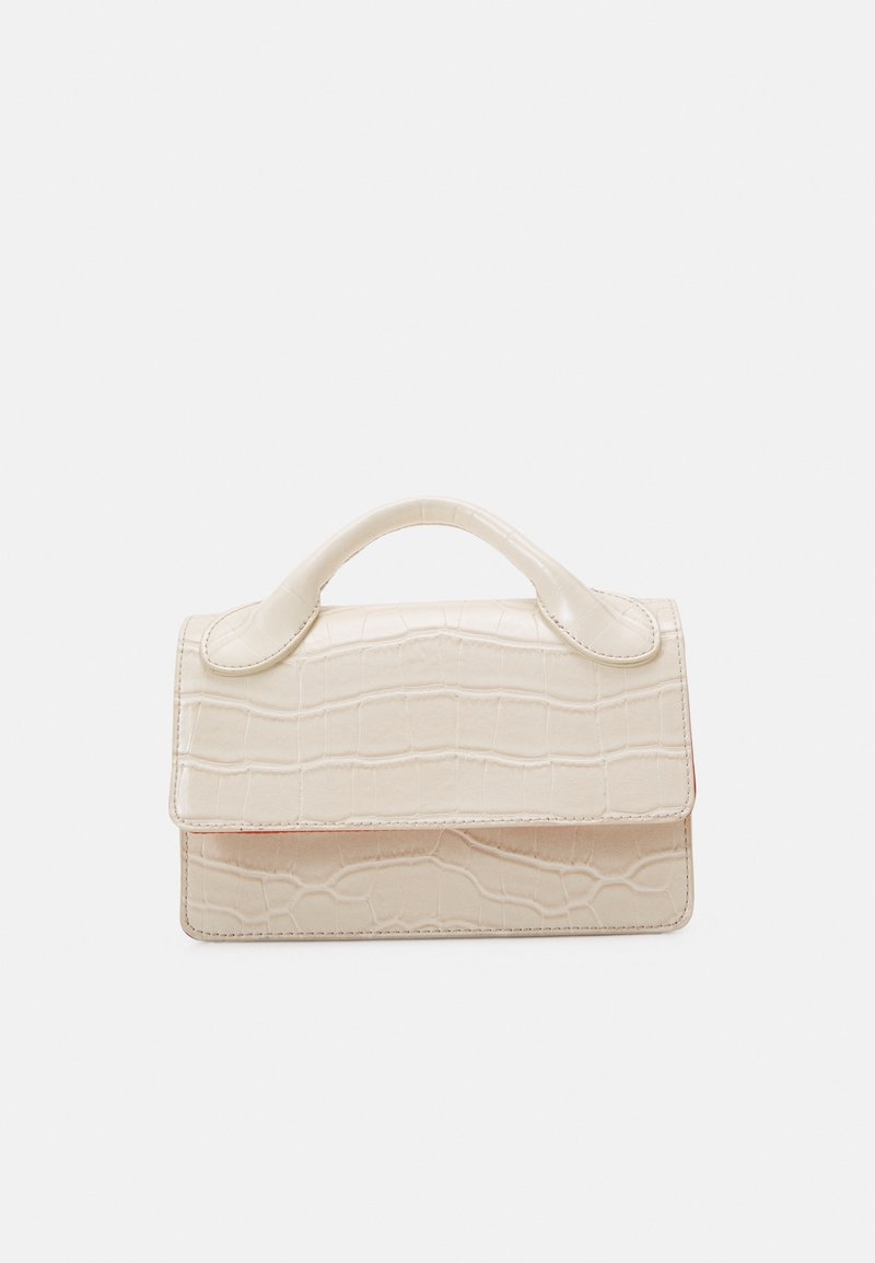 Sac à main crème en cuir embossé crocodile avec une poignée arrondie, fermoir à rabat et bords cousus ; texture lisse avec un design élégant.