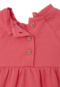 Korallenrotes Kleid mit rundem Ausschnitt, Knopfverschluss, plissiertem Rock und strukturierter Baumwolle. Verfügt über Holzknöpfe und einen gerafften Kragen.