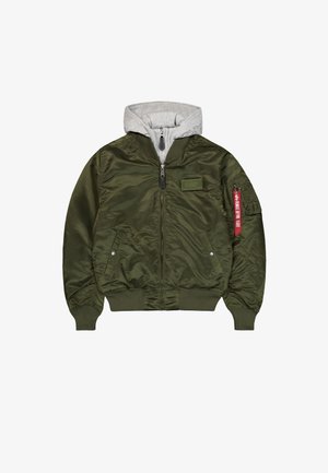 Olivenfarvet bomberjakke med en sølvgrå hætte, frontlynlås, to sidelommer og en rød mærkeaccent på ærmet.
