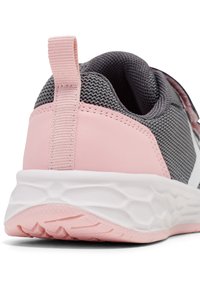 Talons de baskets gris et rose avec semelle blanche texturée et languette de tirage rose, présentant une tige en mesh respirant et matériaux synthétiques lisses.