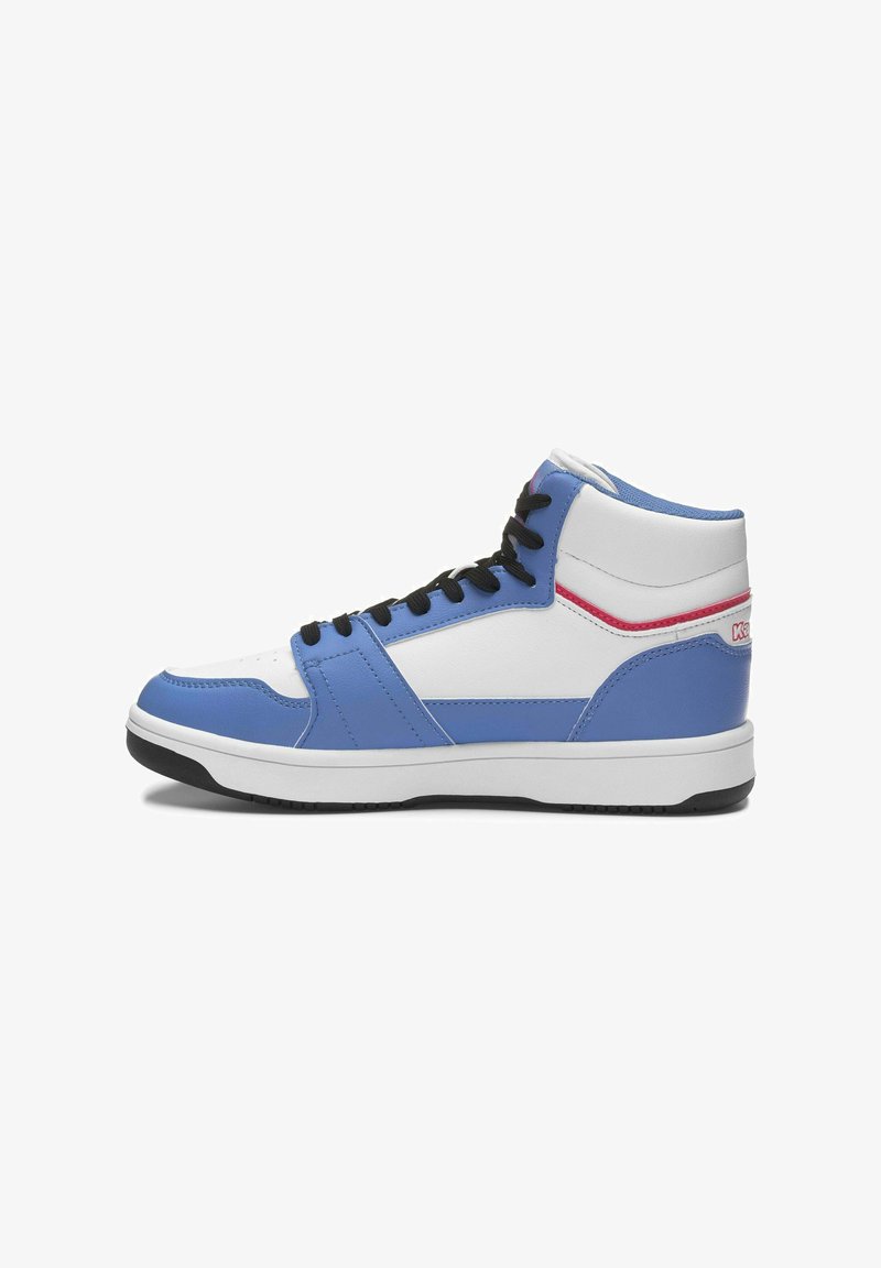 Sneakers high-top con una combinazione di pelle blu, bianca e nera, con lacci neri e un accento rosa lungo il tallone. Texture liscia.