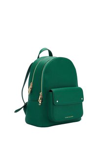 Grön texturerad läderryggsäck med två dragkedjefack, ficka med framklaff och detaljer i guldton. Rundad form.