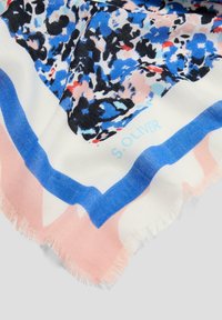 Écharpe légère avec un motif floral bleu, noir et rose sur fond blanc. Bords ourlés avec une bordure bleue et rose.