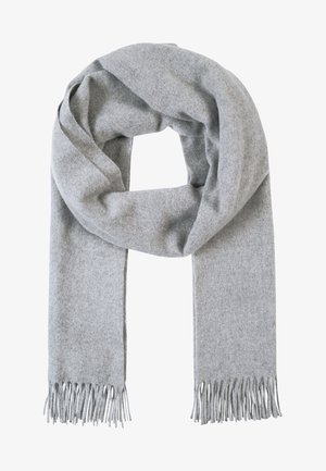 Écharpe en laine gris clair avec extrémités frangées, pliée et bouclée au centre, présentée sur un fond blanc.