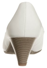 Biała szpilka wykonana z gładkiego syntetycznego materiału, z okrągłym noskiem i wytłaczanym beżowym stożkowym obcasem.