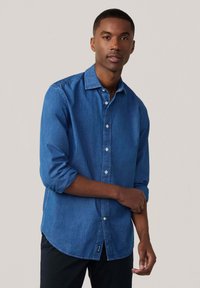 Blauw denim shirt met een button-down kraag, lange mouwen opgerold, gebogen zoom en sluiting met knopen aan de voorkant. Toont een casual ontwerp.