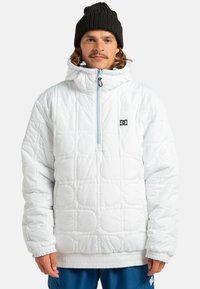 Biała ocieplana bluza z kapturem z pikowanym wzorem, zapinana na pół-zamek z przodu, regulowany kaptur i z logo marki na klatce piersiowej.