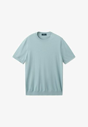 Svetlo modra kratka pulover z okroglim izrezom iz pletenine z rebrastim robom in manšetami, položena na ravno površino na belem ozadju.