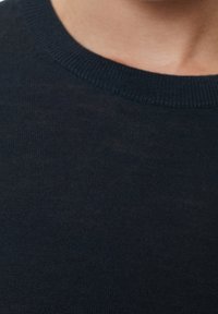 Pull en tricot bleu foncé avec un col rond, présentant une texture lisse et des détails côtelés subtils au niveau du col.