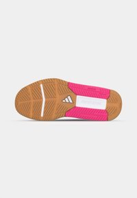 Semelle de chaussure avec une base en caoutchouc gomme, accents roses contrastants et motifs de semelle distinctifs pour l'adhérence. Les zones texturées pour une meilleure prise améliorent la performance.